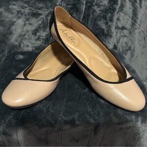 Abella Women's Cream and Black Flats